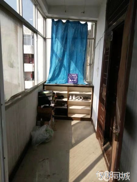 市政府旁边,简装修小三室,有产证,满五年唯一,可以按揭